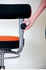 Image sur Chaise pour animatrice Sanus avec accoudoir réglable 46 -54 cm - Aubergine